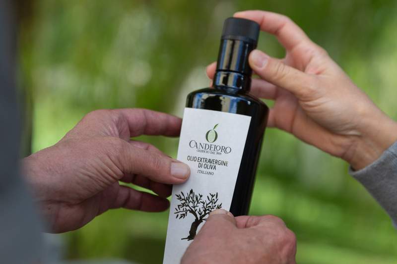 Etichettatura artigianale – Oleificio Candeloro